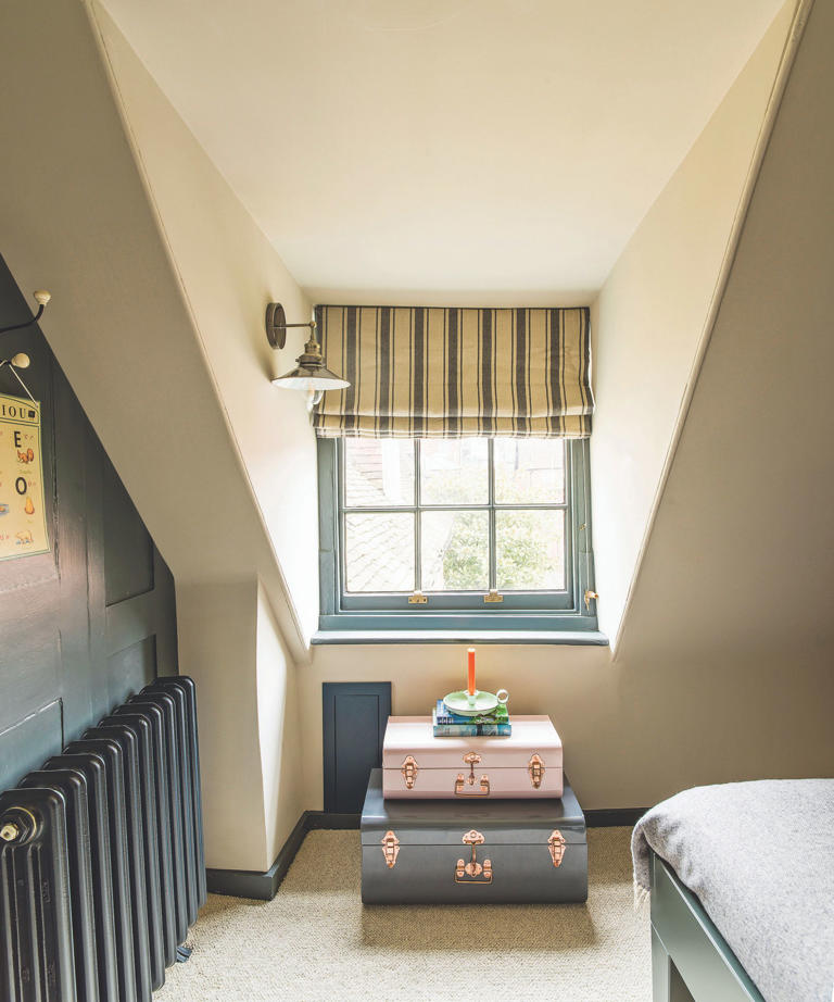 Attic Mold Removal: 5 Spore Warning Signs and a DIY Quick Fix